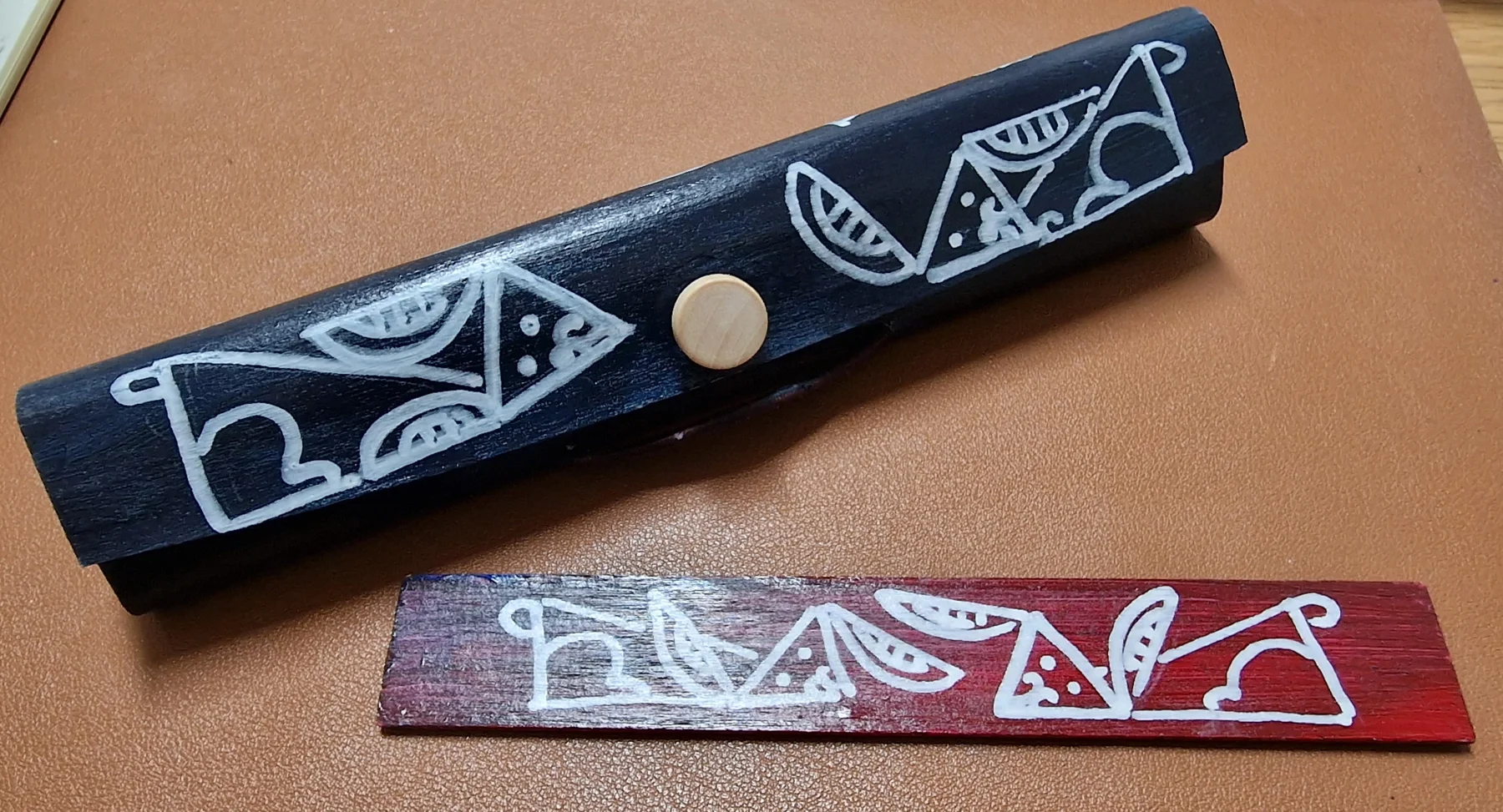 Estuche y regla · Acrílico sobre madera